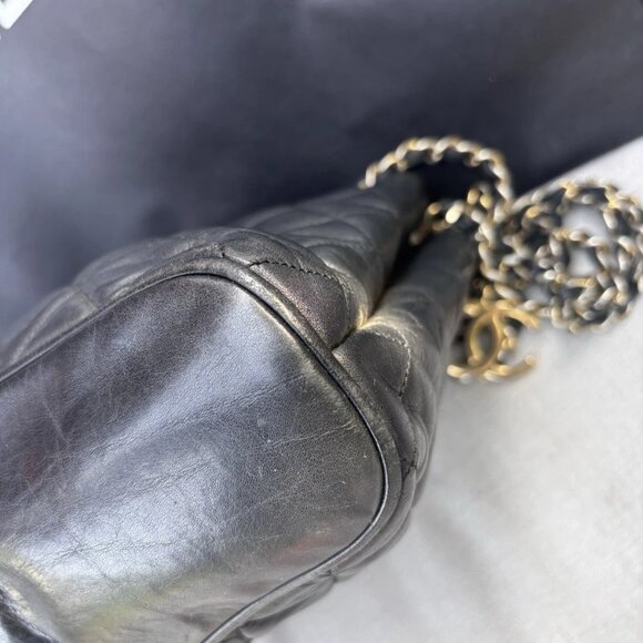 Authentic CHANEL 24k black quilted lambskin charm bag vintage circa 1989 - Picture 3 of 12